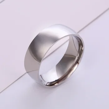 Pora žiedo viduje ir už jos ribų lanko šviesus nerūdijančio plieno žiedas 