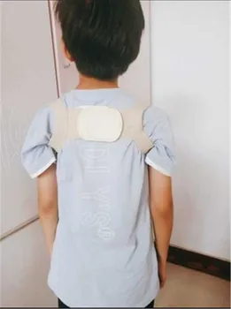 Teisingai kuprius nugaros laikysenos korekcija vaikas suaugusiųjų atgal skiltyje dirželis artefaktas vaikų korekcijos diržas